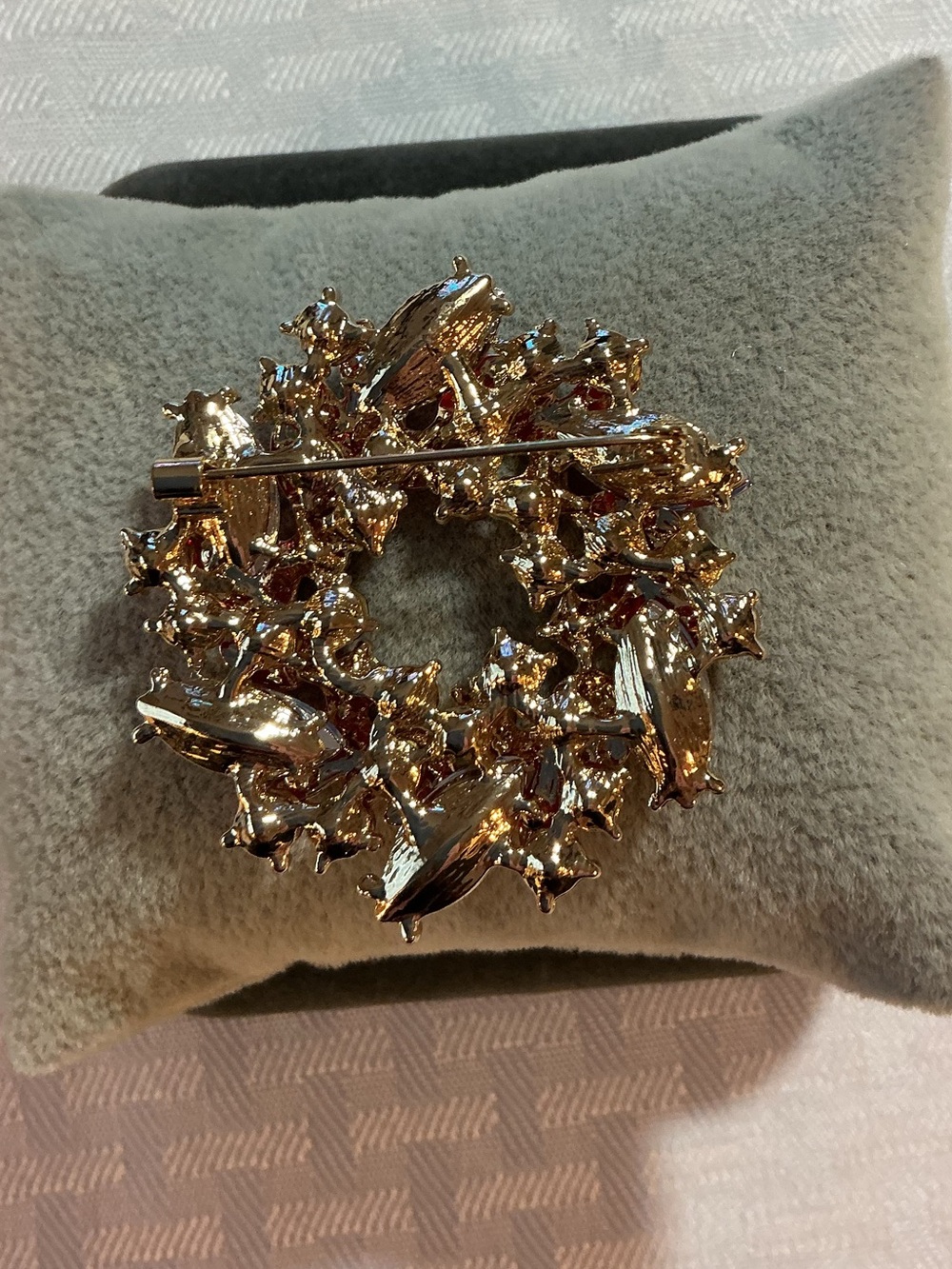 Red Ruby Lab Created And Rhinestone Leaf Wreath Gold Tone Brooch - Picture 3 of 3